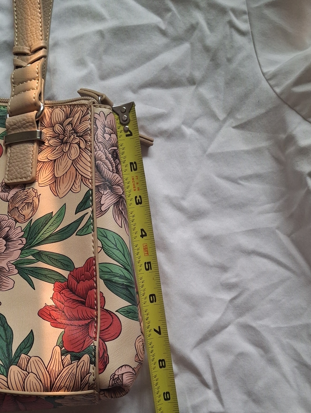 Elegant Floral Shoulder Bag with Beige Accents - Picture 7 of 10
